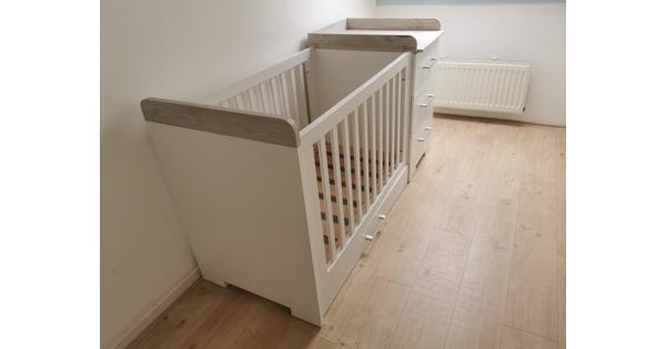 Ledikant incl verschoonplek, matras en andere benodigdheden