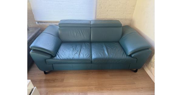 Bank van leer in de kleur petrol blauw tweepersoons