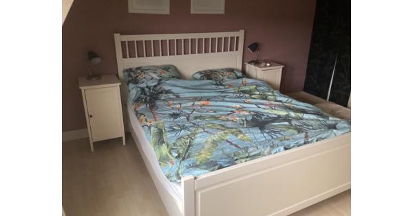 Twee persoons bed met 2 nachtkastjes 