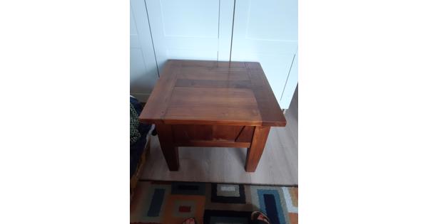 Klein massief houten tafel, 60 bij 60 cm. Hoogte is 45 cm