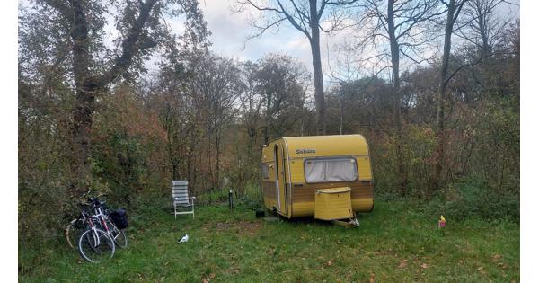 Retro caravan 1976 met schade aan dak