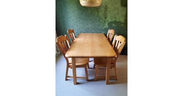 blank eiken eetafel en 4 stoelen
