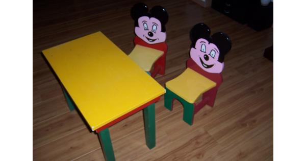 Kinder stoeltjes met tafel