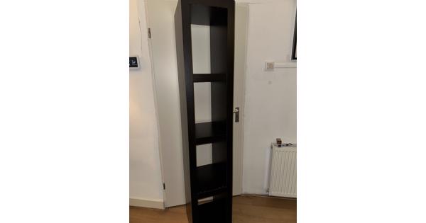 Zwarte open IKEA kast 