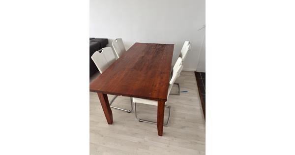 Robuuste houten eettafel met 4 stoelen