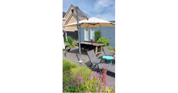 Parasol 3mx3m  met stenen voet