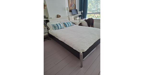 Bed 140x200 zeer goede staat en sterk 