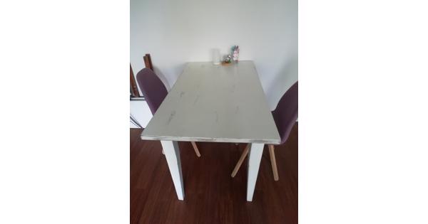 Witte houten tafel met verlengstukken