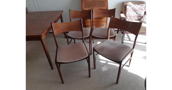 Uitschuifbare tafel met 4 stoelen