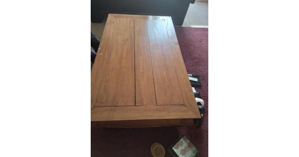 Stevige houten salontafel.