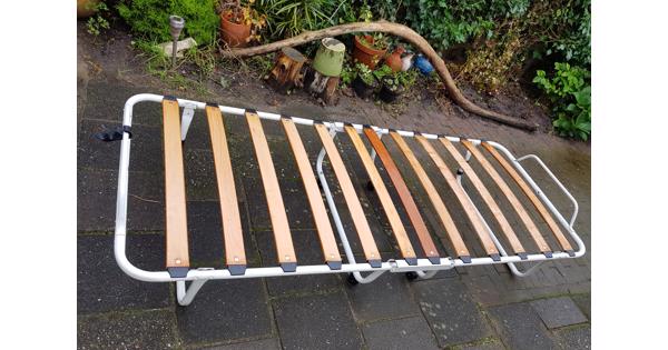 Onderstel voor ( logeer-) bed