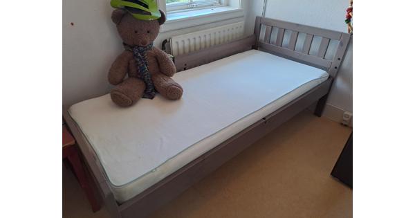 Kinderbed met zware en schone matras van goede kwaliteit