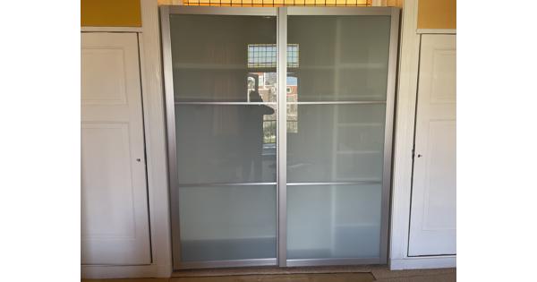 Ikea kast met schuifdeuren