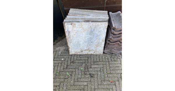 Af te halen, er liggen bakstenen, stoeptegels, dakpannen en tuin ornament