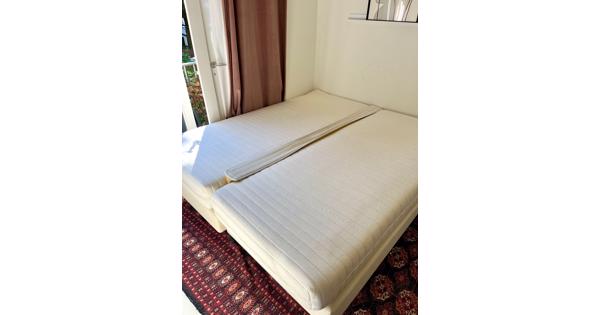 Tweepersoonsbed: 2 losse bedden incl 2 matrassen (180x210cm)