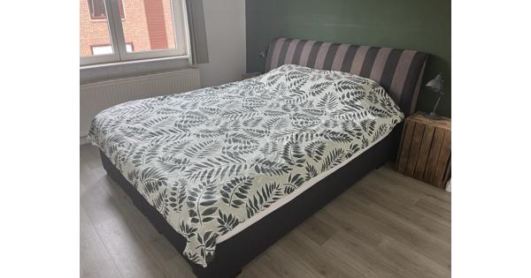 Gratis boxspring bed 