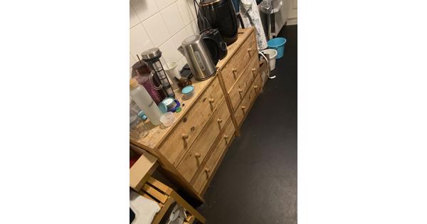 Houten kastje met lades 