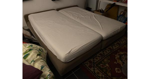 Twee eenpersoonsbedden met matrassen