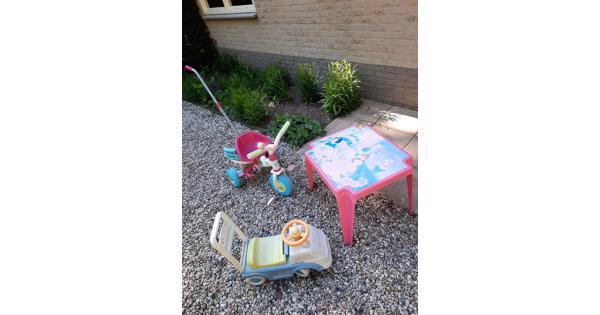 Kinderfietsje, auto en tafeltje met Disneyprint