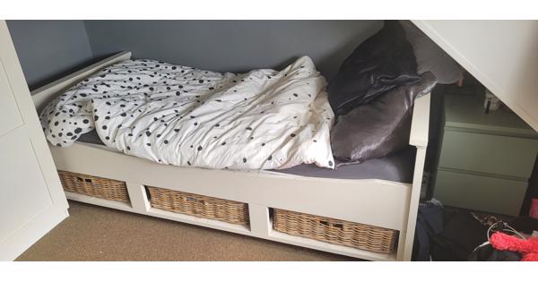 1 persoonsbed met 3 mandjes