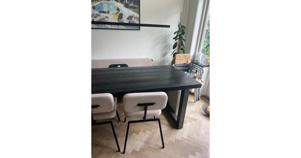 Zwarte steigerhouten eettafel