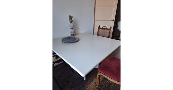 Mooie vierkante eettafel 