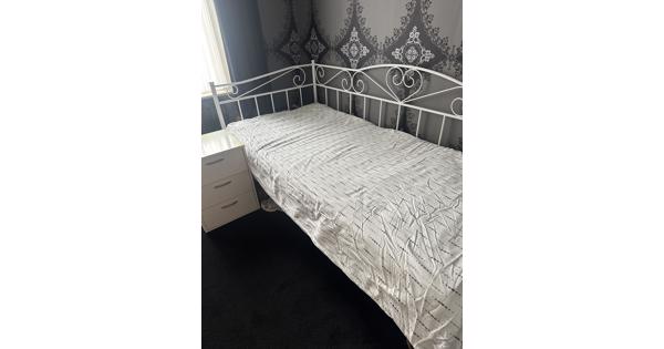 Eénpersoons wit stalen bed incl matras