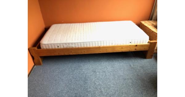 Grenen bed, 1,95 bij 90 breed.