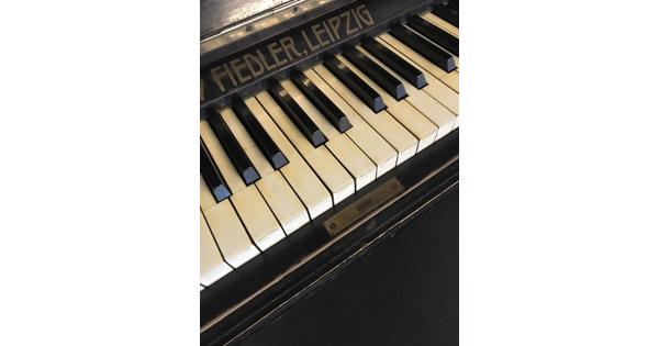 Gustav Fiedler piano zwart