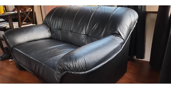 Klein zwart, leren 2 persoons bankje 145 x 90 cm