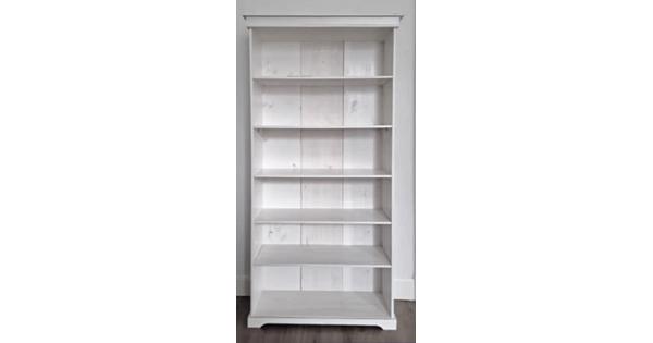 2 identieke whitewash massief houten boekenkasten