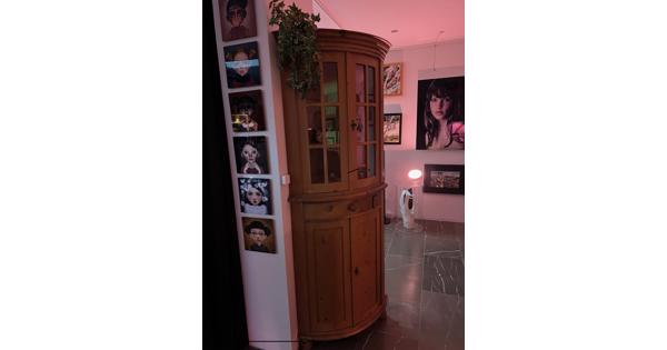 Grenenhouten hoekkastje