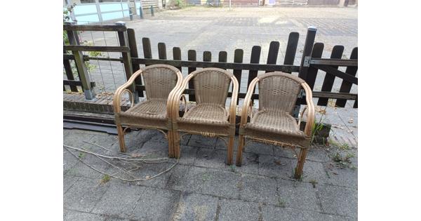 3 kunststof vlechtwerk stoelen gratis af te halen