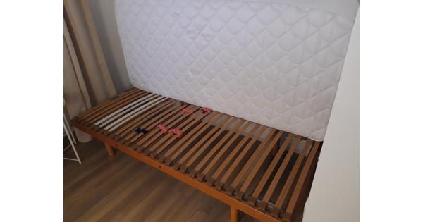 Eenpersoonsbed (logeerbed), evt. met matras