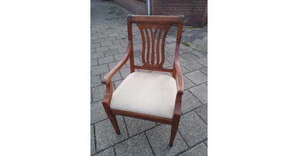 Antieke houten stoel in goede staat
