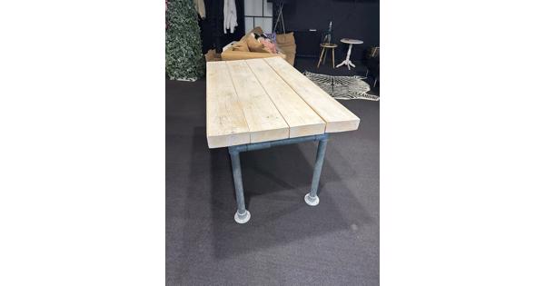 Gratis af te halen houten tafels