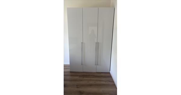2 drie deurs kleding kasten