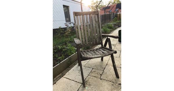 twee hardhouten meerstanden tuinstoelen