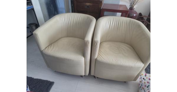2 leren stoeltjes
