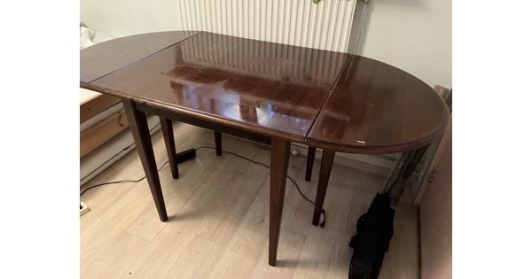 Praktische inklapbare houten tafel