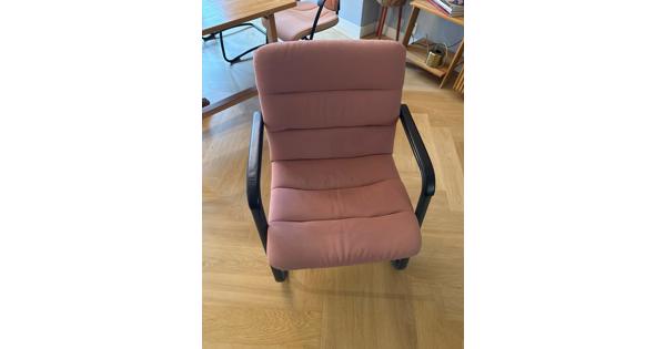 5 GRATIS roze eetkamer en/of kantoor stoelen. Set bestaat uit twee stijlen stoelen.  2 stoelen stijl eerste twee fotos (gestreept design)  3 stoelen stijl laatste twee fotos  Zitten erg comfertabel   ALS SET OPHALEN!