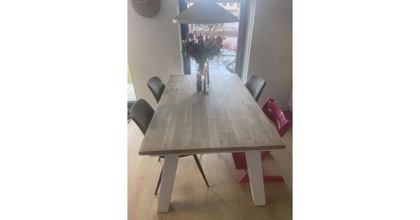 Eettafel en 4 eettafel stoelen