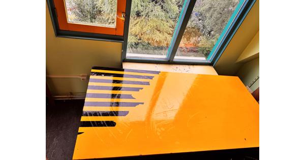 Stevige tafel met sfeervol tafelblad
