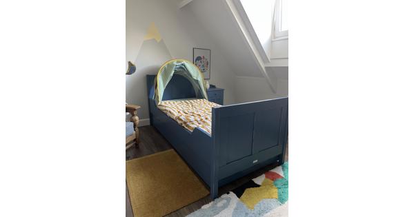 Kinderbed met matras, nachtkast, la met extra lattenbodem en bedtent