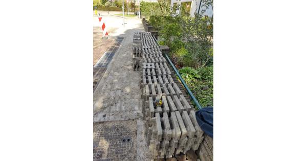 Grasbetontegels voor een waterdoorlatende parkeerplaats.