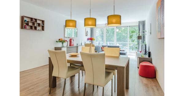 Eettafel met stoelen