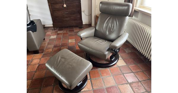 Comfortabele leren relaxstoel met voetenbankje