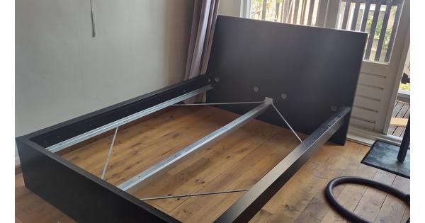 Bedframe ikea gratis