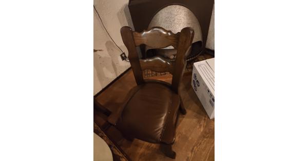 Eethoek, salontafel en een set bijzettafeltjes