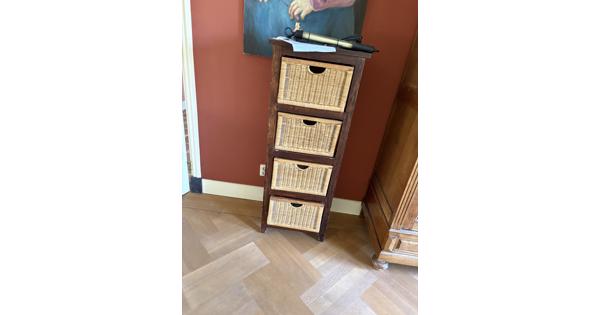 kastje met rieten manden